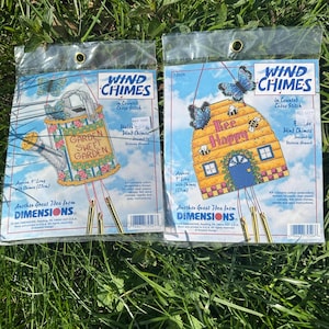 Kit campanelli eolici - Punto croce contato // 9" di lunghezza > Dimensioni non utilizzate > Scelta: Alveare E/O Annaffiatoio