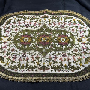 Vintage Looped Tapestry Doily // 45x30 cm > Tillverkad i Belgien, originaletikett > Loopad lugg, grön, rosa, akantus, blommig, metallisk spetskant