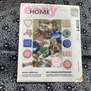 Può includere: Un modello di cucito McCall's Home Decorating per realizzare 10 cuscini decorativi. Il numero del modello è 8081. Il modello include istruzioni per realizzare una varietà di cuscini, tra cui cuscini rotondi, quadrati e rettangolari. Il modello include anche istruzioni per realizzare fodere per cuscini con diversi bordi e decorazioni.