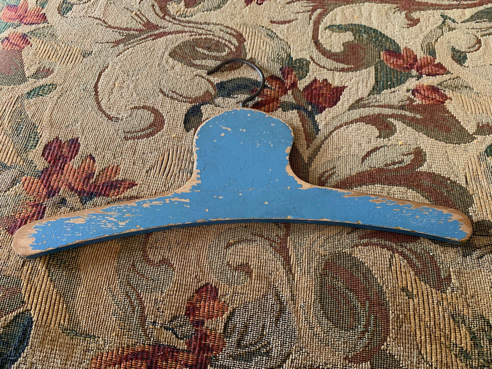 古いチャイルドハンガー ヴィンテージの子供用ペイントハンガー // 幅 12 インチ > コーン