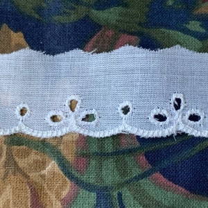 Vintage White on White Flat Eyelet Edging Trim // 100&quot; x 7/8&quot; (8 available) &gt; NOS, unused store stock &gt; embroidered scalloped