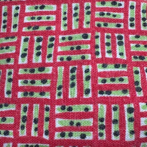 Worek na paszę Vintage w kolorze czerwonym, limonkowym, czarnym // 45x36" > w całości nieotwierany worek z tkaniny bawełnianej, kropkowane, krzyżowe nacięcie, geometryczny wzór koszykowy