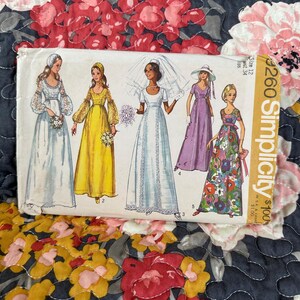 Può includere: Modello di cucito vintage Simplicity n. 9260 per le taglie 12, 14 e 16. Il modello presenta cinque diversi stili di abito, tra cui un abito da sposa bianco, un abito giallo, un abito bianco con bordino in pizzo, un abito viola e un abito con stampa floreale.