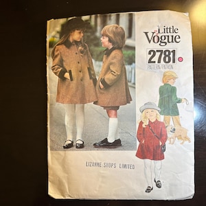 Puede incluir: Patrón de costura vintage para abrigos de niños. El patrón es para un abrigo de tweed marrón con ribetes negros y un abrigo rojo con ribetes negros. El número de patrón es 2781. El patrón es de Little Vogue.