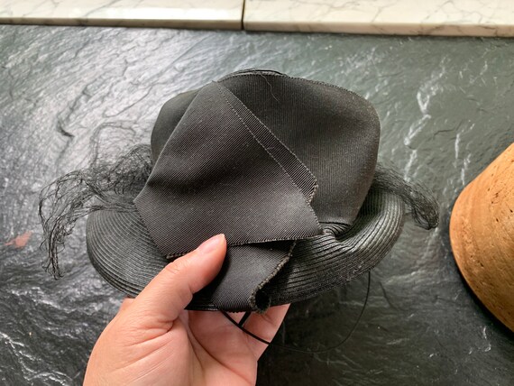 1930s/40s Ronnie Straw Velvet‎ Trim White Decorative Cluster Side Bands Tilt Hat Vintage 1930s - 1940s Black Straw Tilt Hat with Net /… - Gem main image 3
