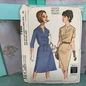Puede incluir: Patrón de costura vintage McCall's para un vestido con falda ajustada o completa. El patrón es para tallas medias y tallas de mujer. El patrón aparece en la revista McCall's. El patrón está impreso en un fondo blanco con texto negro e ilustraciones de dos mujeres que llevan el vestido.