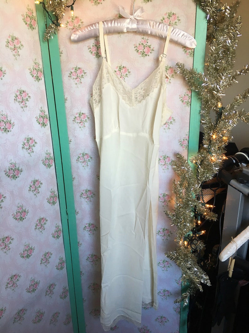 adjustable straps as is Vintage Nylon Full Slip S-M lace