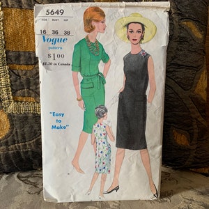 Mönster för en enkel klänning från 1960-talet // Vogue 5649 > storlek 16 > stora höftfickor, dragkedja bak, knytbälte som tillval