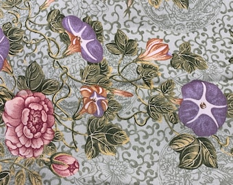 Puede incluir: Tela con estampado floral que presenta glorias de la mañana moradas, rosas rosas y hojas verdes sobre un fondo azul claro. El diseño incluye elementos decorativos arremolinados.