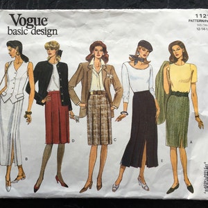 Puede incluir: Patrón de costura Vogue basic design número 1121 para las tallas 12-14-16. El patrón incluye cinco estilos de falda diferentes: una falda blanca con una abertura lateral, una falda roja, una falda a cuadros, una falda negra con una abertura lateral y una falda verde con una abertura lateral.