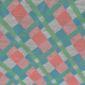Puede incluir: Primer plano de una tela con un patr&oacute;n a cuadros en tonos de rosa, azul, verde y blanco.