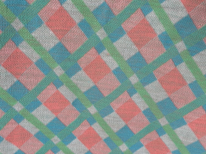 Puede incluir: Primer plano de una tela con un patr&oacute;n a cuadros en tonos de rosa, azul, verde y blanco.