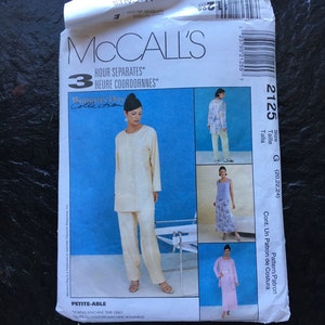 Op de afbeelding: Een naaipatroon voor een driedelige outfit. Het patroon is voor maten 20, 22 en 24. Het patroon heet "Hour Separates" en maakt deel uit van de "Roman Day Collection".