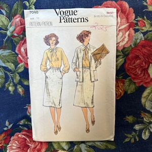 Può includere: Busta di cartamodello vintage Vogue Patterns per una gonna e una giacca. Il numero del cartamodello è 7048, taglia 10. La busta presenta un disegno a linea di due donne che indossano la gonna e la giacca. Il prezzo è di 4,95 $.