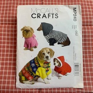 以下が含まれることがあります： 犬の服を作るためのマッコールズクラフトの裁縫パターン。パターンには、ピンクのセーター、ストライプのセーター、雪の結晶のついた黄色のセーター、赤いフード付きセーターの4つの異なるデザインが含まれています。パターンはOSZサイズです。