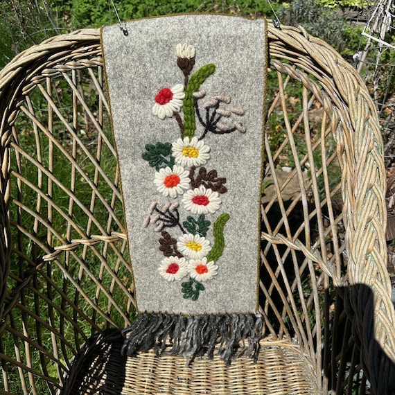 Vintage 1970s Wool Flower Wall Hanging // 20.5x9
