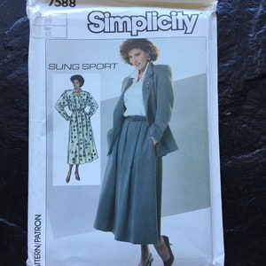 Puede incluir: Patrón de costura Simplicity número 7588 para una falda y una chaqueta. El patrón es para las tallas 14 y 42. El patrón muestra a una mujer con una falda y una chaqueta grises con una blusa blanca. El patrón también muestra a una mujer con un vestido de estampado floral.