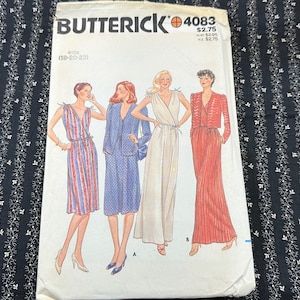Peut inclure: Un patron de couture Butterick vintage, modèle 4083, avec des illustrations de robes et de tailleurs pour femmes. Le patron comprend une robe rayée, un tailleur à pois bleus, une robe portefeuille blanche et une robe plissée rouge. La taille du patron est (18-20-22).