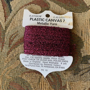 Vintage Metallic Himbeere lila Garn / / 8 Yards > > NOS auf original-Store-Karte