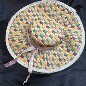Vintage Puppenhut aus mehrfarbigem Strohgeflecht // 6.5&quot; Durchmesser &gt; gemustertes Geflecht, breite Krempe, flache Krone &gt; lila, pink, grün, petrol, gelb