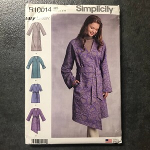 Puede incluir: Patrón de costura Simplicity R10014 para un abrigo de envoltura. El patrón incluye cuatro vistas diferentes: un abrigo a cuadros, un abrigo turquesa, un abrigo azul y un abrigo morado. El patrón es para las tallas españolas 38-46.