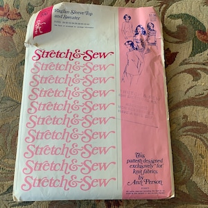 Mönster för en topp och tröja med insticksärmar från 1960- och 1970-talet av Ann Person // Stretch & Sew 300 > storlekar 28-30-32-34-36-38-40-42-44 > S, M, L