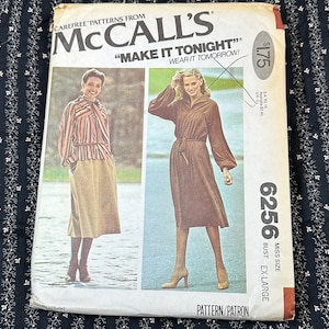 Può includere: Un modello di cucito vintage McCall's per un abito e una blusa. Il numero del modello è 6256 e la taglia è Miss Size Extra Large. Il modello è intitolato "Make it Tonight" e "Wear it Tomorrow".