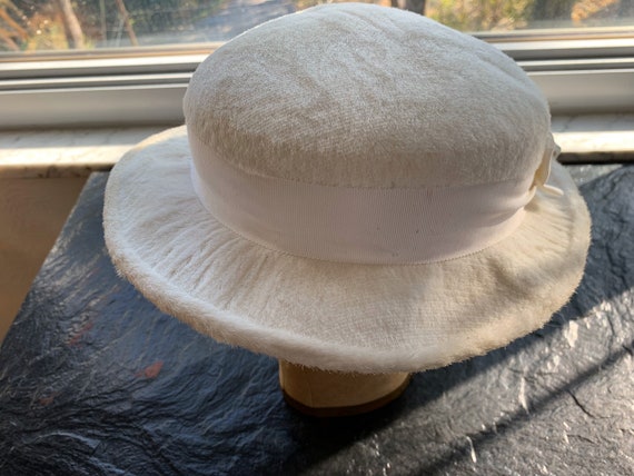 Vintage White Velvet Derby Hat // wearable size >… - image 4