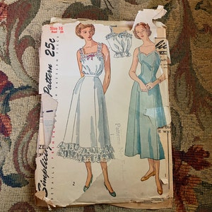 Vintage 1940s Slip, Petticoat and Camisole Pattern // Simplicity 2643 > Size 16, bust 34 > fitted, ruffles, full slip