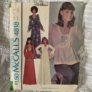 Puede incluir: Patrón de costura vintage McCall's para un vestido o top para mujer. El número del patrón es 4818 y la talla es 8 con una medida de busto de 80 cm. El patrón es para un vestido largo y fluido con un escote en V y mangas largas. El patrón también incluye un top más corto con un escote y mangas similares.