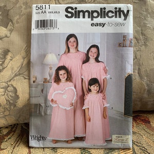 Può includere: Modello di cucito Simplicity numero 5811 per le taglie XXS, XS e S. Il modello è per una camicia da notte rosa con un bordo in pizzo. Il modello è facile da cucire e include istruzioni per realizzare una camicia da notte per un bambino o un adulto.