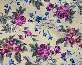Tela floral con rosas repollo y campanillas azules // Por pieza 36x42" (5 disponibles) > Marcus Brothers > Stock sobrante sin usar > rosa, azul, verde musgo, marrón claro