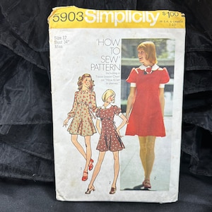 1970 年代のヴィンテージ ミセス ショート ドレス「縫い方」パターン // Simplicity 5903 > サイズ 12 > ピーター パン カラー、パフ スリーブ、逆 V 字ウエストライン