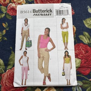 Puede incluir: Un patrón de costura para pantalones de mujer. El patrón es para las tallas 6-8-10-12 y es de Butterick. El patrón se llama "Fast & Easy". El patrón muestra cuatro estilos diferentes de pantalones, incluyendo un pantalón blanco, un pantalón rosa, un pantalón amarillo y un pantalón verde.