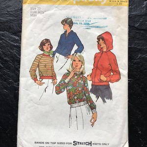 Puede incluir: Patrón de costura Simplicity número 6490 para una señorita talla 10 con una medida de pecho de 83 cm. El patrón incluye tres blusas diferentes, una con diseño de rayas, otra con diseño floral y otra de color rojo sólido. El patrón es solo para tejidos de punto elásticos e incluye instrucciones para hacer bandas en la parte superior.