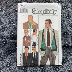 Op de afbeelding: Simplicity naaipatroon nummer 8785, maat 1, voor een getailleerd jasje met een paisley sjaal. De patroonhoes toont vier herenmode-illustraties.