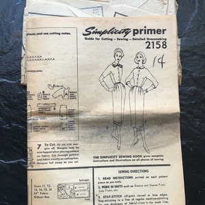 Patroon jaren 50 getailleerd jurkje // Simplicity Primer 2158 &gt; maat 14 &gt; aansluitend lijfje, Peter Pan-kraag, geplooide kokerrok &gt; wiebelen