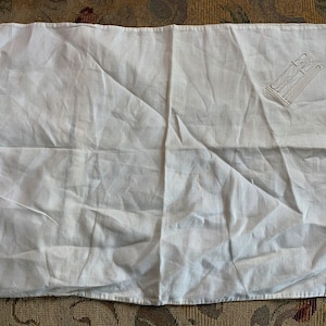 以下が含まれることがあります： 右上の角にモノグラムが刺繍された白い綿のハンカチ