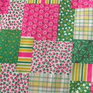 Puede incluir: Primer plano de una tela de patchwork con una variedad de patrones florales y geométricos. La tela presenta cuadrados rosas, verdes y blancos, con diseños que incluyen margaritas, lunares, rayas y cuadros. La estética general es brillante y alegre.