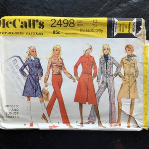 Puede incluir: Patrón de costura vintage McCall's 2498 con ilustraciones de conjuntos de mujer. El sobre es amarillo y blanco, con el texto "McCall's" y "STEP-BY-STEP PATTERN". Talla 12, contorno de busto 86 cm. El sobre está ligeramente rasgado.