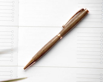 Stylo à bille narrateur en noyer foncé | Stylo en bois mince | Stylo de bureau | Stylo à torsion centrale de haute qualité | Bois d'automne Co