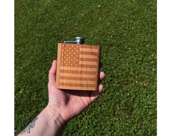Gravierte amerikanische Flagge Flasche | 6 Unzen Edelstahl-Flachmann | Vaterländisches Geschenk für veteranen | USA Flagge Whisky Flasche | Personalisierte Geschenkidee