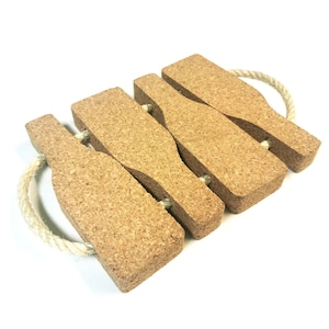 Può includere: Sottobicchiere in sughero a forma di bottiglia con manico in corda. Il sottobicchiere è composto da quattro forme di bottiglie in sughero.
