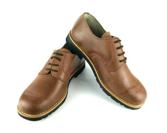 Scarpe tradizionali in pelle con suole di pneumatici per auto riciclati Made in Portugal