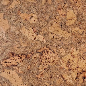 Op de afbeelding: Close-up van een kurkoppervlak met een natuurlijke, getextureerde uitstraling. De afbeelding toont een mix van lichtbruine en donkerbruine tinten, met ingewikkelde wervelpatronen en variaties in textuur, wat een unieke en organische esthetiek creëert.