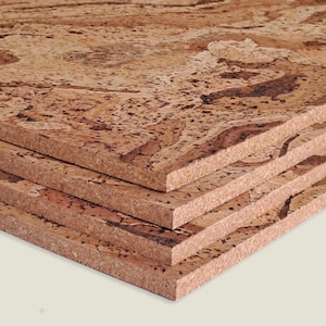 Peut inclure: Une pile de quatre panneaux de liège rectangulaires. Les panneaux présentent un motif naturel marbré brun et beige. Les bords des panneaux sont visibles, montrant la construction en couches du matériau en liège. Les panneaux sont empilés proprement, avec un léger angle.