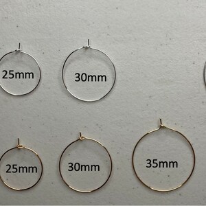 Puede incluir: Una colecci&oacute;n de pendientes de aro de varios tama&ntilde;os, que van desde 20 mm hasta 40 mm. Los pendientes est&aacute;n disponibles en tonos plateados y dorados. Los tama&ntilde;os est&aacute;n claramente etiquetados.
