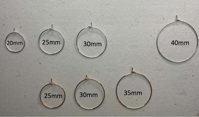 Puede incluir: Una colecci&oacute;n de pendientes de aro de varios tama&ntilde;os, que van desde 20 mm hasta 40 mm. Los pendientes est&aacute;n disponibles en tonos plateados y dorados. Los tama&ntilde;os est&aacute;n claramente etiquetados.