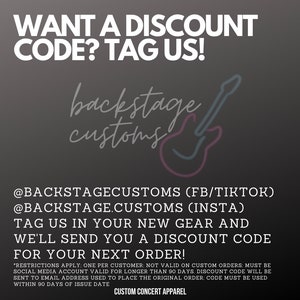 Pu&ograve; includere: Una grafica con un'illustrazione di chitarra elettrica rosa e blu e il testo "backstage customs". Il testo "WANT A DISCOUNT CODE? TAG US!" &egrave; in cima alla grafica. Il testo "@BACKSTAGECUSTOMS (FB/TIKTOK) @BACKSTAGE.CUSTOMS (INSTA) TAG US IN YOUR NEW GEAR AND WE'LL SEND YOU A DISCOUNT CODE FOR YOUR NEXT ORDER!" &egrave; al centro della grafica. Il testo "*RESTRICTIONS APPLY: ONE PER CUSTOMER: NOT VALID ON CUSTOM ORDERS: MUST BE SOCIAL MEDIA ACCOUNT VALID FOR LONGER THAN 90 DAYS. DISCOUNT CODE WILL BE SENT TO EMAIL ADDRESS USED TO PLACE THE ORIGINAL ORDER: CODE MUST BE USED WITHIN 90 DAYS OF ISSUE DATE CUSTOM CONCERT APPAREL" &egrave; in fondo alla grafica.
