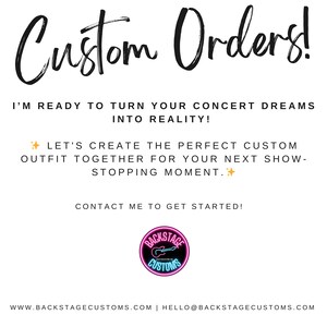 K&ouml;nnte beinhalten: Ein wei&szlig;er Hintergrund mit schwarzem Text, der "Custom Orders!" und "I'm ready to turn your concert dreams into reality!" lautet. Der Text geht weiter mit "Let's create the perfect custom outfit together for your next show-stopping moment."  Ein pinkfarbenes und blaues Neon-Schild mit einer Gitarre und dem Text "Backstage Customs" befindet sich in der unteren Mitte des Bildes.  Der Text "WWW.BACKSTAGECUSTOMS.COM | HELLO@BACKSTAGECUSTOMS.COM" befindet sich am unteren Rand des Bildes.